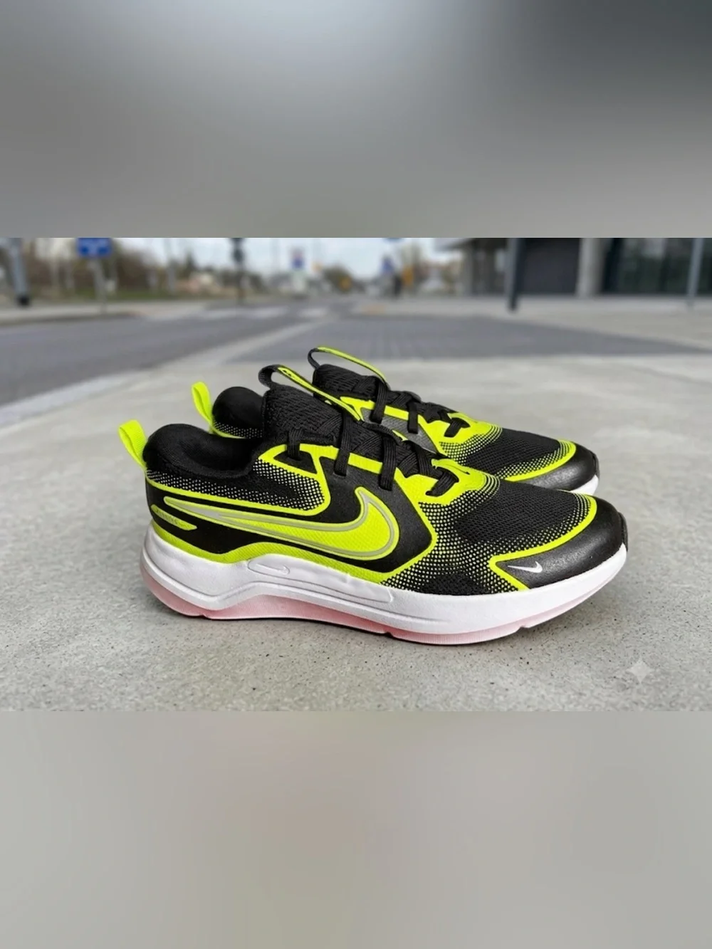 Nike Cosmic Runner Big Kids’ Size US 6.5 youth/men and 8 women NEW